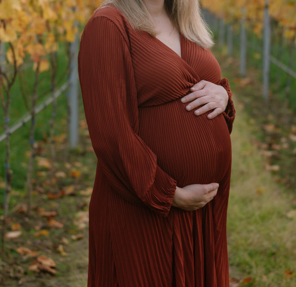 Eine Schwangere (Babybauch-Shooting) in den Weinbergen fotografiert.