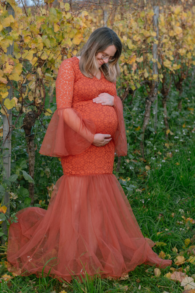 Eine schwangere Frau bei einem Babybauch-Shooting in Bensheim in den Weinbergen fotografiert.