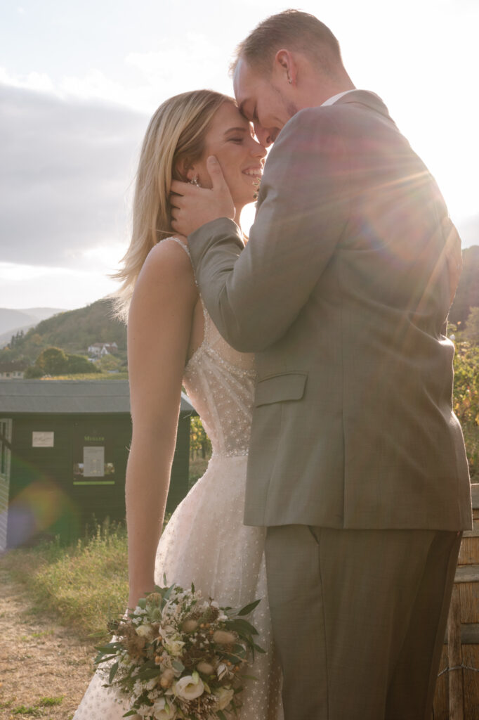 Ein Paarshooting/After Wedding Shooting: Ein Paar stehend in den Weinbergen fotografiert