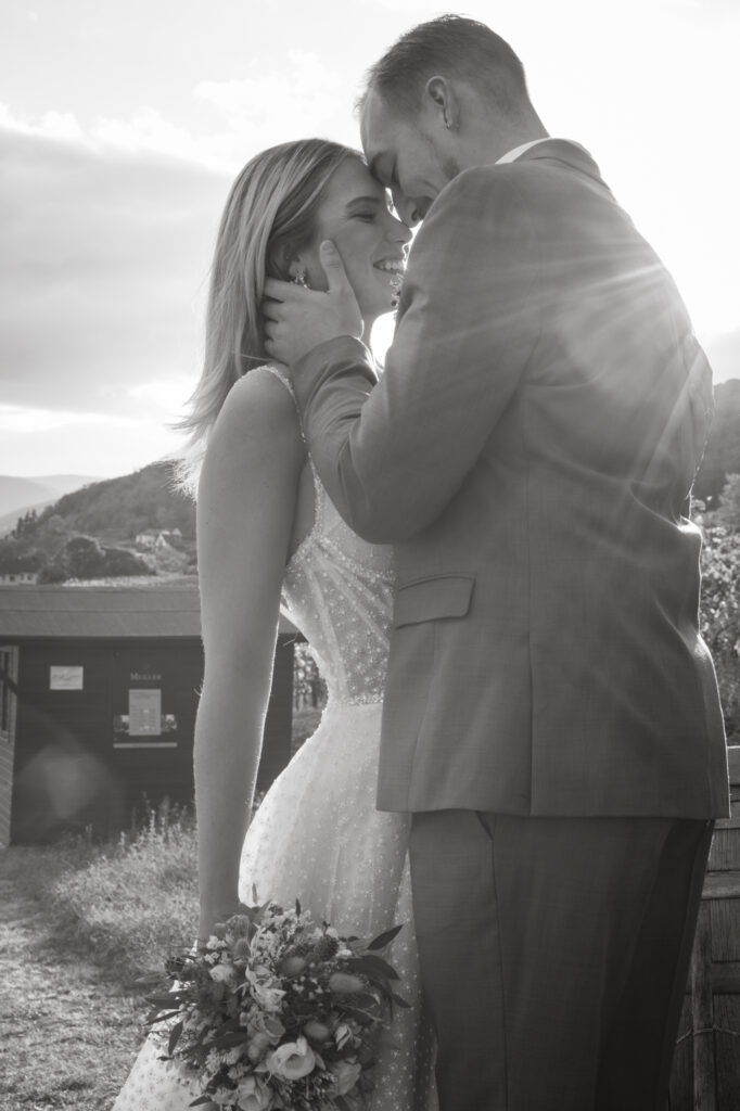 Ein Paarshooting/After Wedding Shooting: Ein Paar stehend in den Weinbergen fotografiert