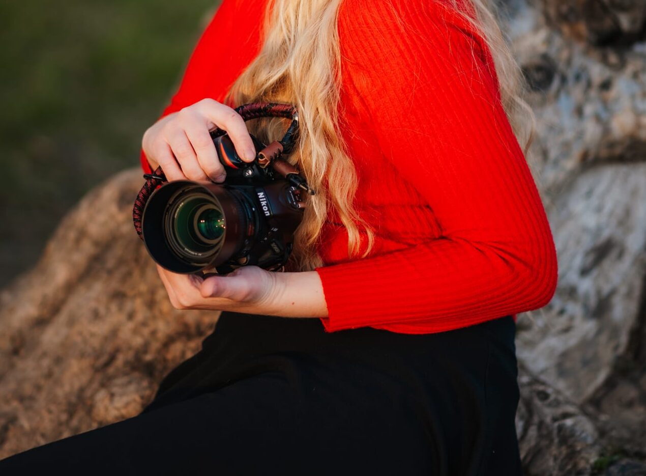 Die Kamera mit den Händen von der Fotografin