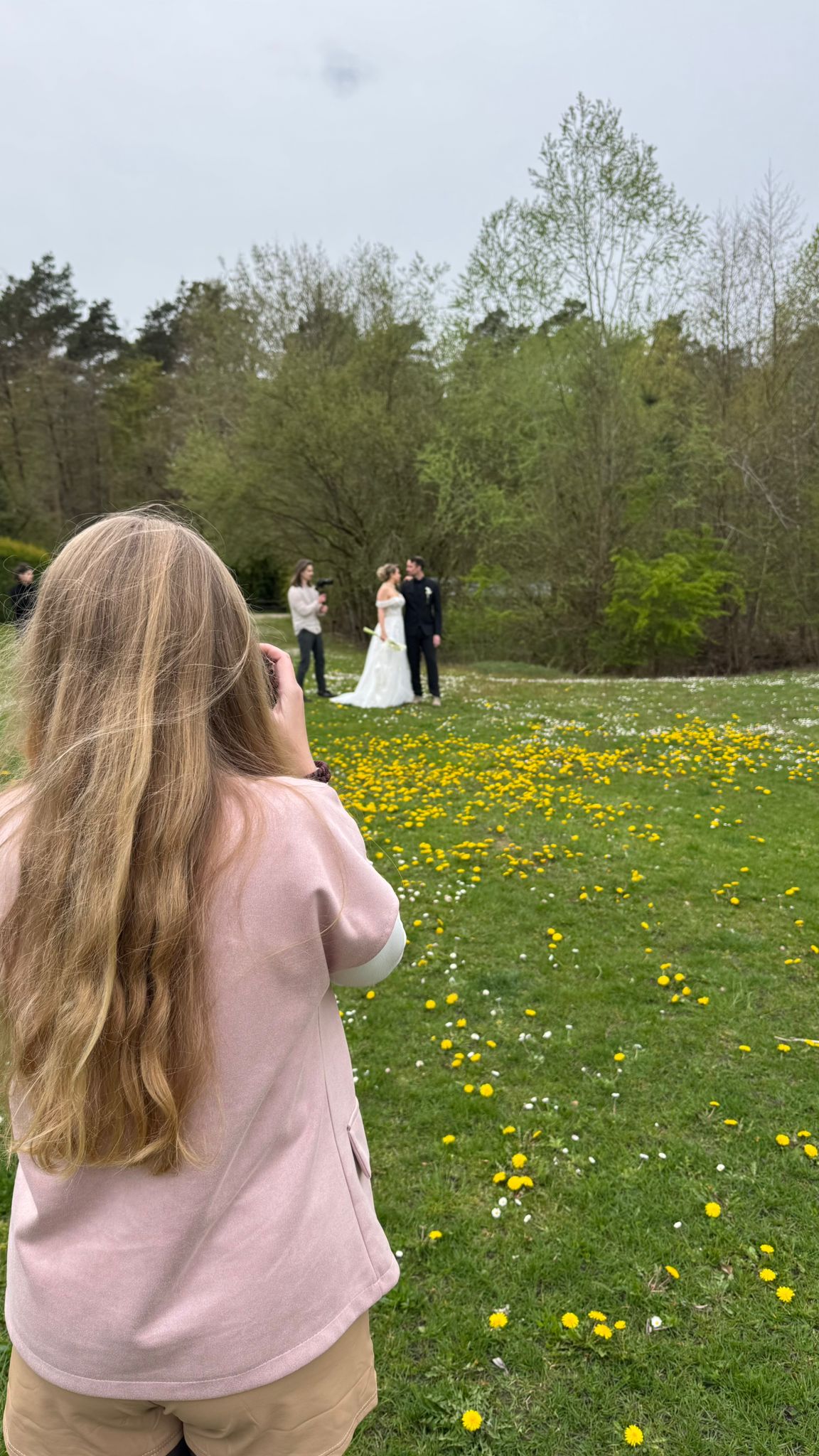 Fotografin während der Arbeit bei einem Paar-Fotoshooting